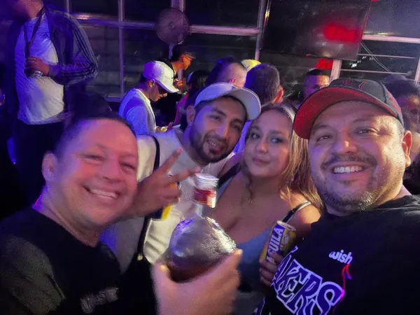 Ambiente nocturno y rumba en Mundo Tropical Bucaramanga