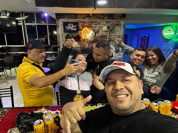 Grupo de amigos celebrando en la barra de Mundo Tropical Bucaramanga